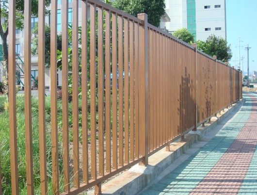 企业工厂安全木纹隔离防护栏 自然与安全的完美融合